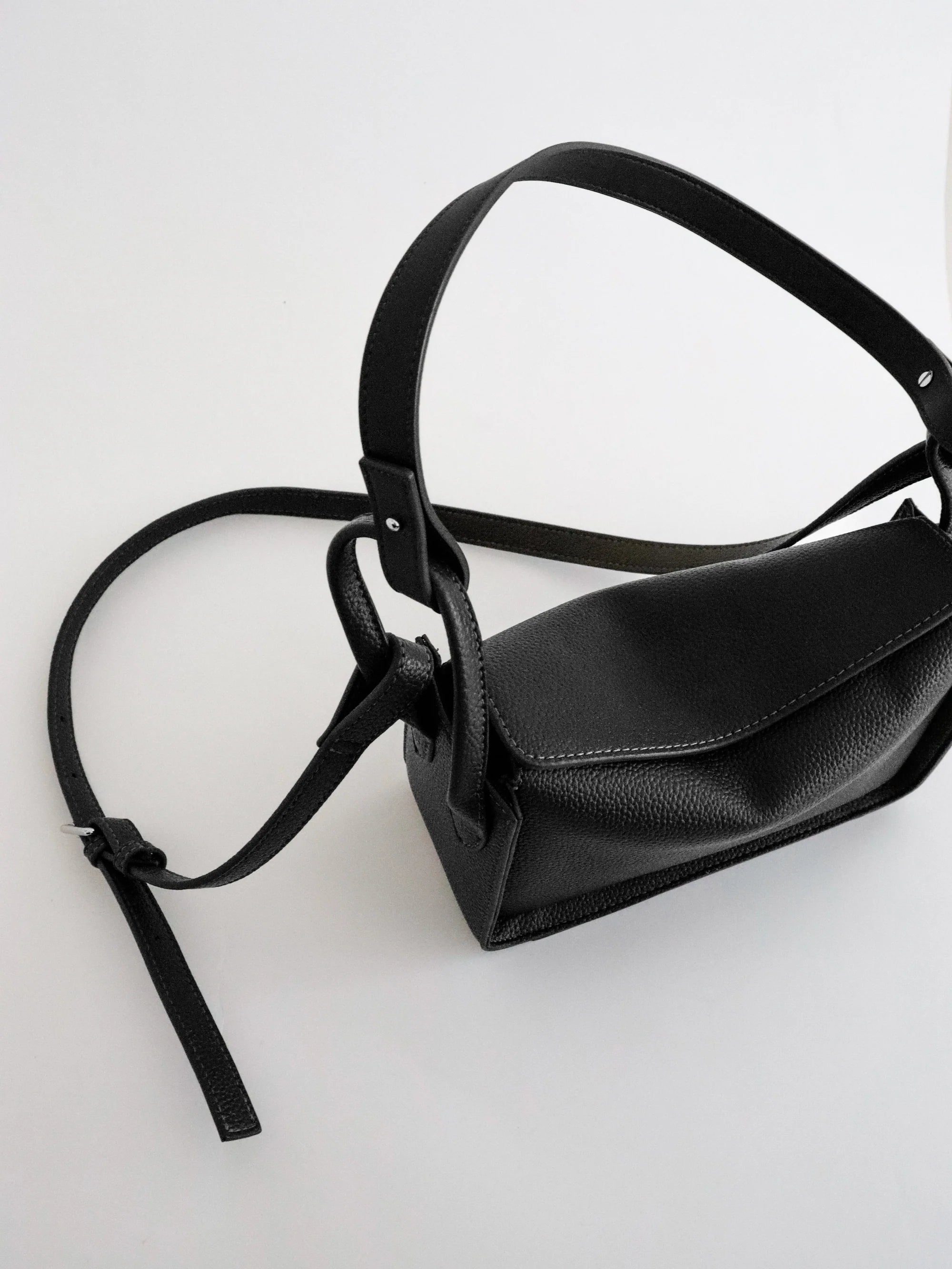 Jesselle Curve Shoulder Bag - Black